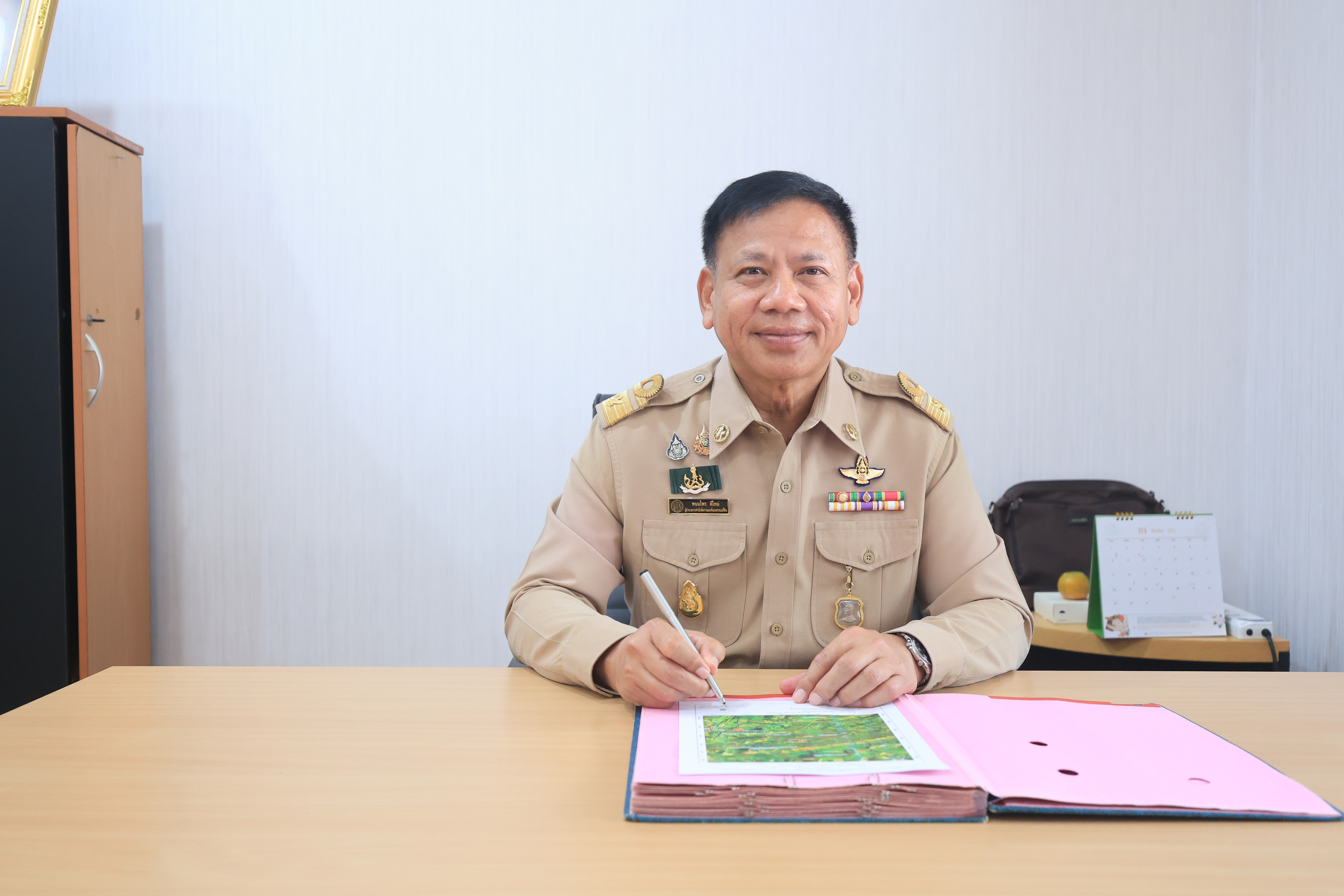 title - ผู้ตรวจราชการกรม ส.ป.ก. สักการะสิ่งศักดิ์สิทธิ์และรายงานตัวเนื่องในโอกาสเข้ารับตำแหน่งใหม่